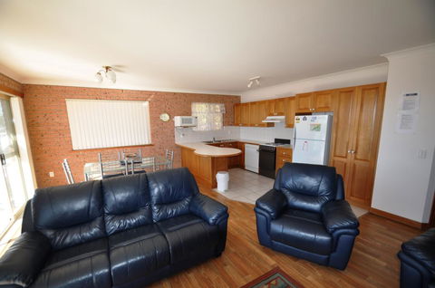 Grand Pacific 1 - Unit 4 - Tourism Caloundra 3