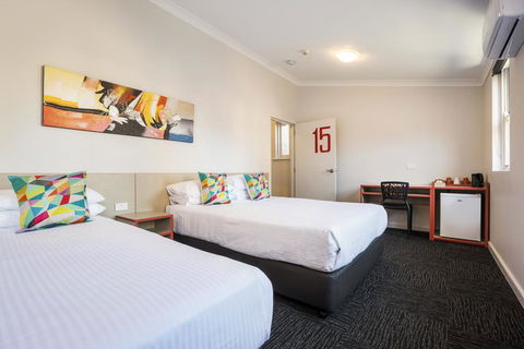 Granville Hotel - Tourism Caloundra 3