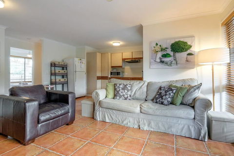 Great For Families.Pool & Kitchen - Tourism Caloundra 1