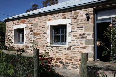Griffiths Cottage - Tourism Caloundra 0