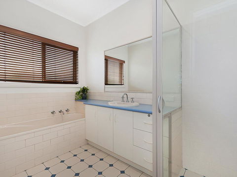 GUILDFORD COTTAGE - Tourism Caloundra 1