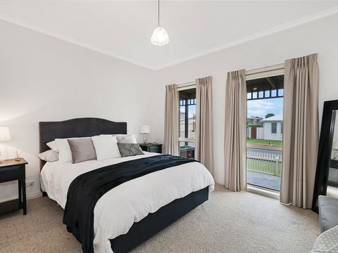 GUILDFORD COTTAGE - Tourism Caloundra 0