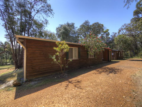 Gum Grove Chalets - Tourism Caloundra 3