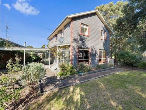 GUMS & ROSES - Family Home In The Heart Of Town. - Tourism Caloundra 1