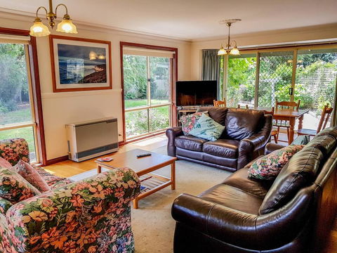 GUMS & ROSES - Family Home In The Heart Of Town. - Tourism Caloundra 0