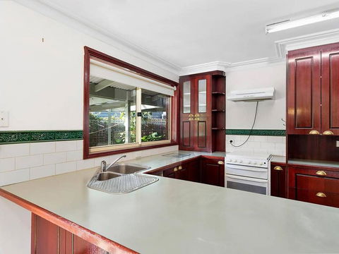 GUMS & ROSES - Family Home In The Heart Of Town. - Tourism Caloundra 3