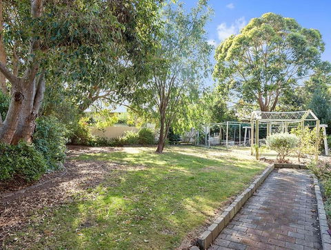 GUMS & ROSES - Family Home In The Heart Of Town. - Tourism Caloundra 2