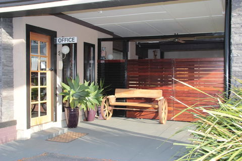 Gundagai Motel - Tourism Caloundra 1