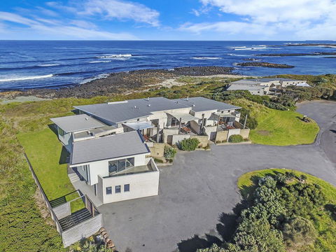 HEARN'S BEACHSIDE VILLA 4 - Tourism Caloundra 0