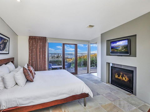 HEARN'S BEACHSIDE VILLA 4 - Tourism Caloundra 3