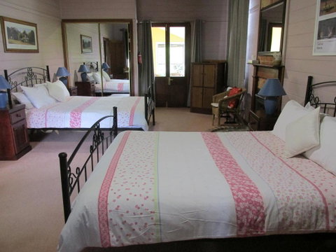 Henry's Cottage - Tourism Caloundra 0