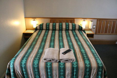 Hermitage Motel - Tourism Caloundra 1