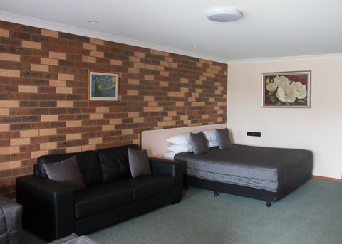 Highway Inn Motel - Tourism Caloundra 0