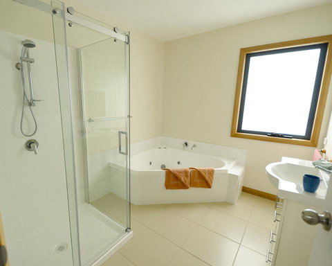 Hill Top Retreat Self Contained Accomodation - Tourism Caloundra 1