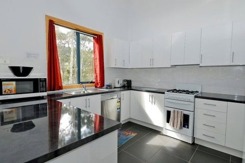 Hill Top Retreat Self Contained Accomodation - Tourism Caloundra 0