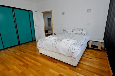 Hill Top Retreat Self Contained Accomodation - Tourism Caloundra 2