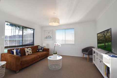 Holiday House - Tourism Caloundra 3