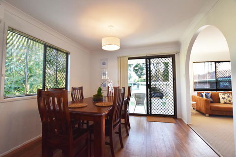 Holiday House - Tourism Caloundra 0