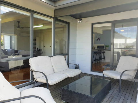 Homely Getaways In Surf Beach - Pet Friendly - Tourism Caloundra 1