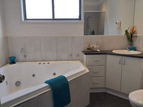 Island Cove Spa Retreat - Tourism Caloundra 2