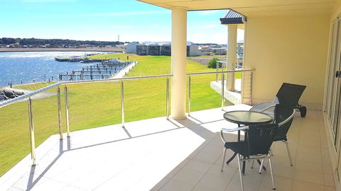 Island Waterfront Getaway - WiFi - Tourism Caloundra 0