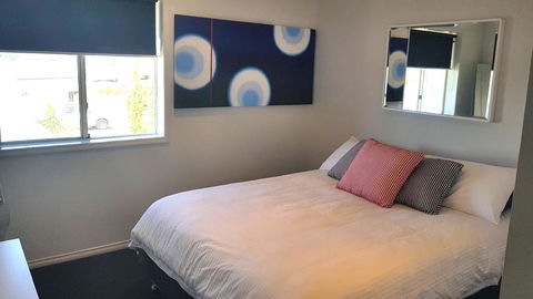 Island Waterfront Getaway - WiFi - Tourism Caloundra 2