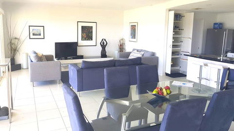 Island Waterfront Getaway - WiFi - Tourism Caloundra 1