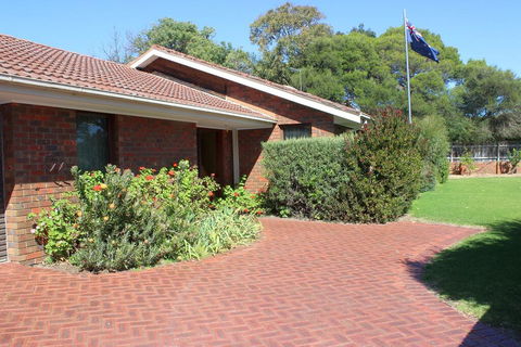 Jenny Wrens Nest @ Cowes - Tourism Caloundra 0