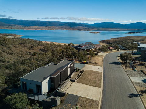 JINDY HOUSE BRAND NEW And STYLISH AMAZING VIEWS - Tourism Caloundra 2