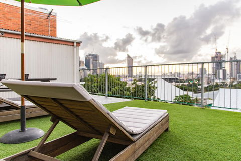 Joe's Place Backpackers - Tourism Caloundra 0