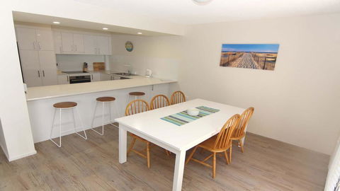 Kanandah 5 - By The Lake! - Tourism Caloundra 2