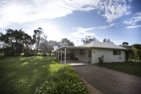 Karinya Cottage - Pet Friendly Country Retreat - Tourism Caloundra 1