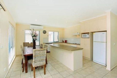 Kava Villa Cowes - Tourism Caloundra 3