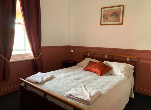 Kellys Top Pub - Tourism Caloundra 1