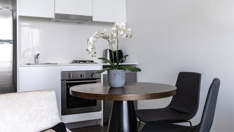 KOZYGURU Chatswood Luxury Studio NCH088 - Tourism Caloundra 1