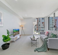 KOZYGURU MASCOT WALK TO STATION MODERN DESIGNER 2 BED APT FREE PARKING NMA260-312 - Tourism Caloundra