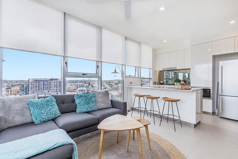 KOZYGURU NEWSTEAD DESIGNER 2 BED APT FREE PARKING POOL + GYM QNE088 - Tourism Caloundra 0