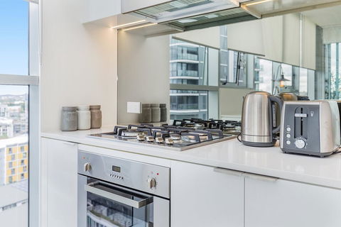KOZYGURU NEWSTEAD DESIGNER 2 BED APT FREE PARKING POOL + GYM QNE088 - Tourism Caloundra 1