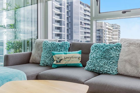 KOZYGURU NEWSTEAD DESIGNER 2 BED APT FREE PARKING POOL + GYM QNE088 - Tourism Caloundra 2