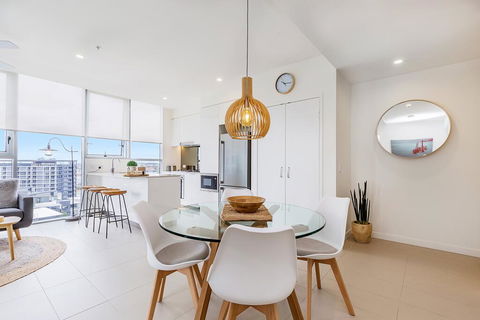 KOZYGURU NEWSTEAD DESIGNER 2 BED APT FREE PARKING POOL + GYM QNE088 - Tourism Caloundra 3