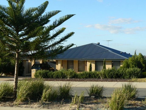 La Mer - Home With A Pool - Tourism Caloundra 1
