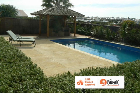 La Mer - Home With A Pool - Tourism Caloundra 0