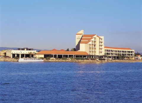 Lakes Hotel - Tourism Caloundra 0