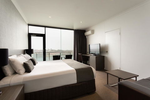 Lakes Hotel - Tourism Caloundra 3