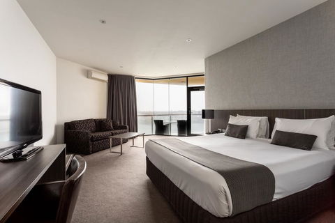 Lakes Hotel - Tourism Caloundra 1