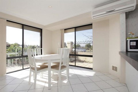 Lakeside Fun House Near The Swan Valley - Tourism Caloundra 0