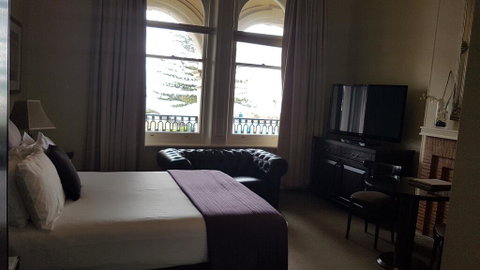 Largs Pier Hotel - Tourism Caloundra 2