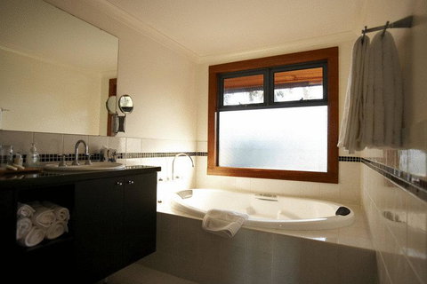 Lazy River Boutique Bed & Breakfast - Tourism Caloundra 2