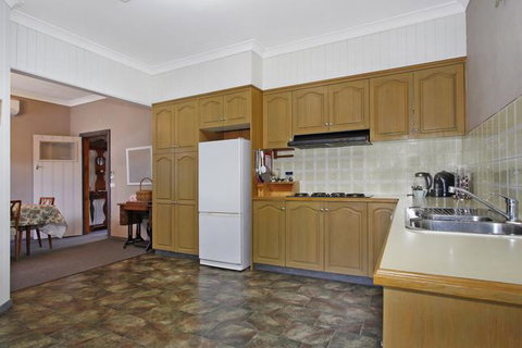 Le Chateau - Centrally Located - Tourism Caloundra 1