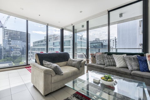 LIGHT, AIRY, SPACIOUS QUEENS ROAD APARTMENT - Tourism Caloundra 0